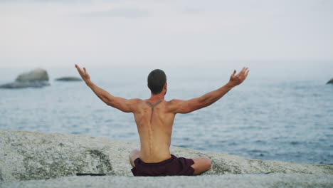 el yoga es una forma de terapia física.