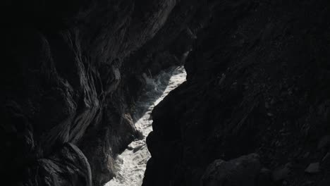 agua en movimiento lento aplastando en una cueva