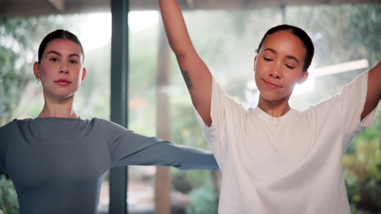 집에서 스트레칭하는 여성