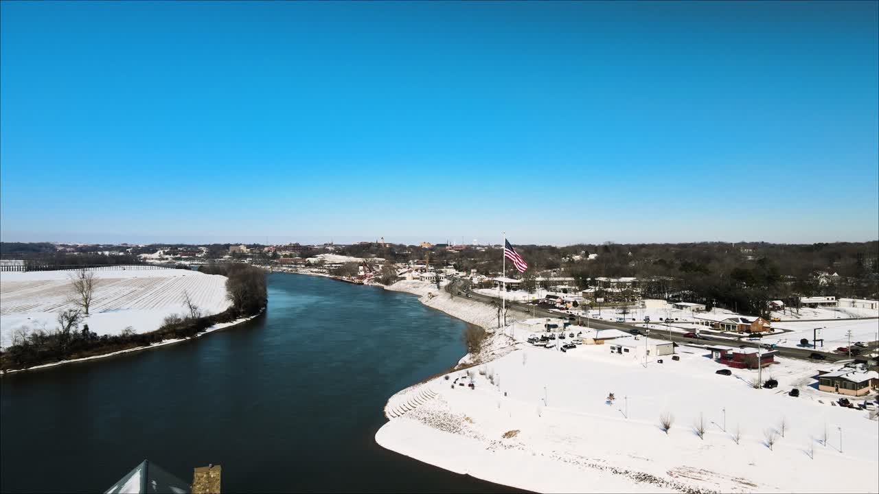 volando sobre el punto de libertad hacia la bandera estadounidense en clarksville, tennesse