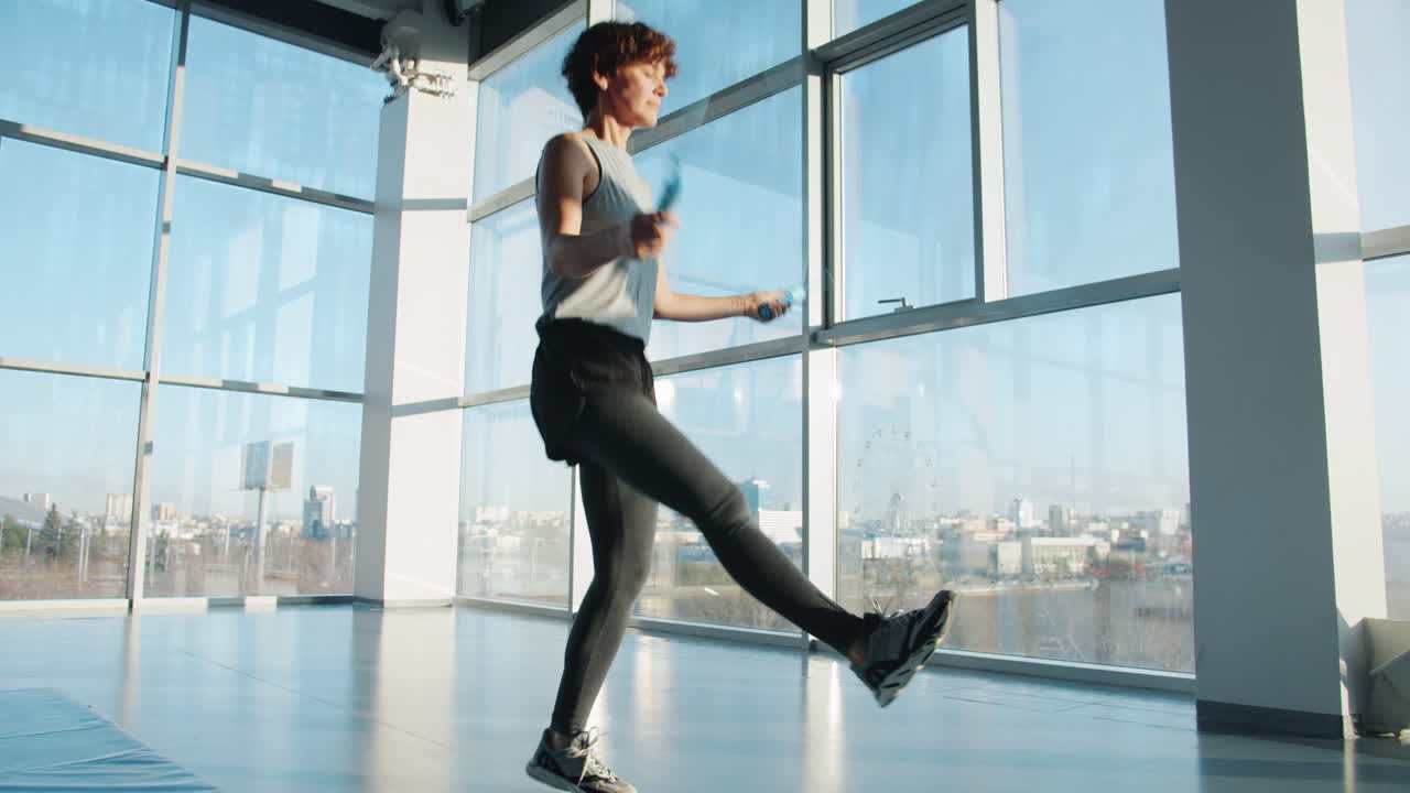 체육관 에서 로프 를 뛰어넘는 여자