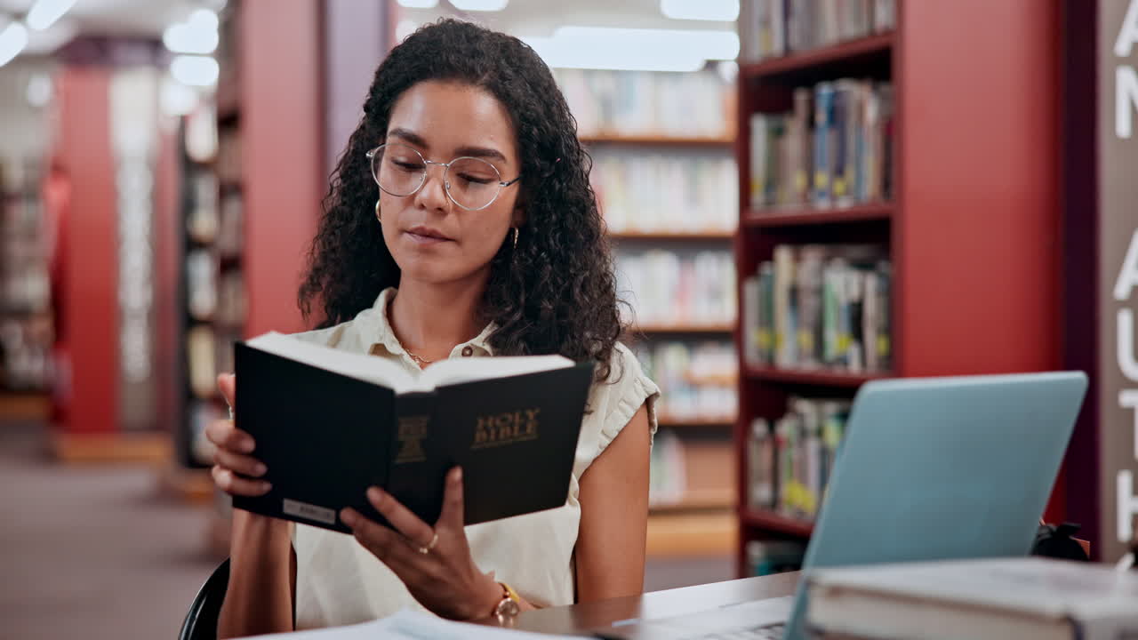mujer leyendo la biblia en una biblioteca