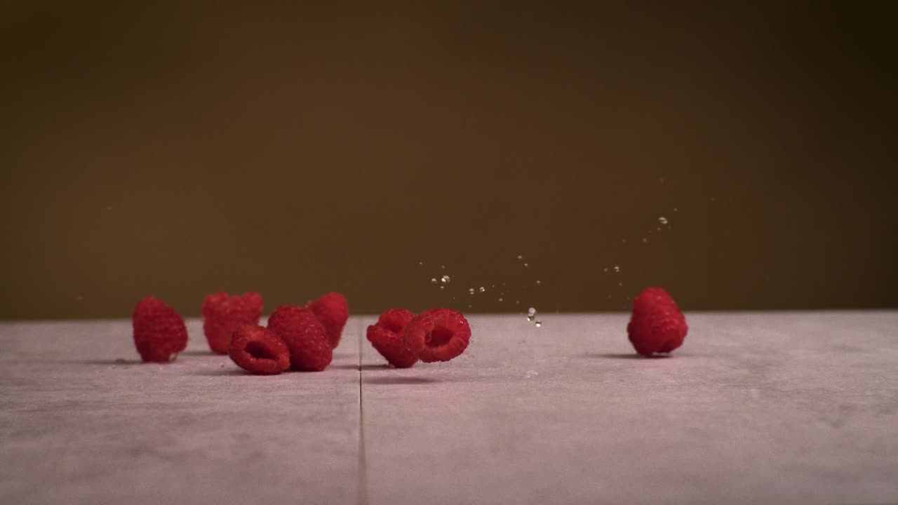 라즈베리가 슈퍼 슬로우 모션으로 땅에 부 ⁇ 히고 있습니다. 1000fps 4k