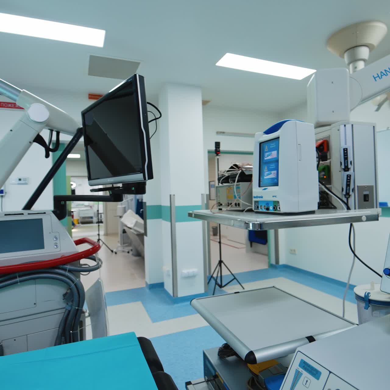 Dispositivos y aparatos innovadores en el quirófano. Sala bien equipada con un potente microscopio cerca de la mesa de operaciones.