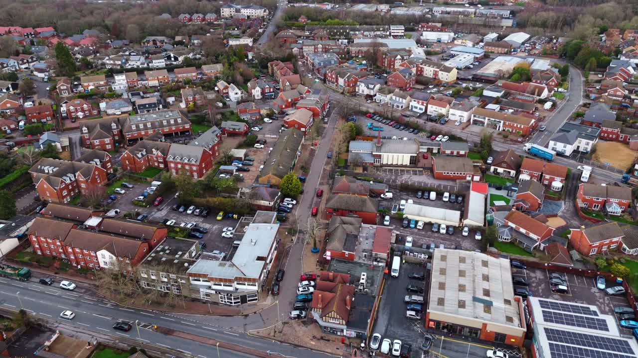 Clip video di un drone che sorvola l’area di Locks Heath nell’Hampshire, Inghilterra meridionale. Un piccolo villaggio vicino a Southampton con un bellissimo tramonto dorato e piccole case di periferia sottostanti