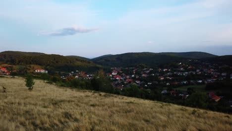 Video-De-Lapso-De-Tiempo-De-Hungría,-Torre-De-Vigilancia-Bükkszentkereszt-Con-Las-Hermosas-Montañas,-El-Bosque-Y-El-Pueblo-En-El-Fondo