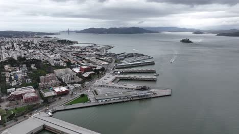 Amplia-Vista-Aérea-De-Fisherman&#39;s-Wharf-Con-El-Puente-Golden-Gate-Y-La-Bahía-De-San-Francisco-Como-Telón-De-Fondo.