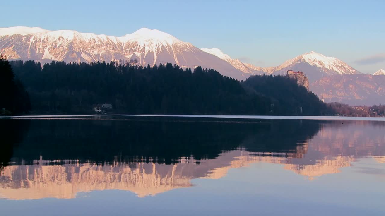 hermosos reflejos en el agua al amanecer en el lago bled eslovenia