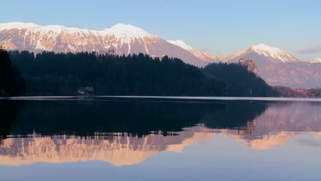 Hermosos-Reflejos-Sobre-El-Agua-Al-Amanecer-En-El-Lago-Bled-Eslovenia