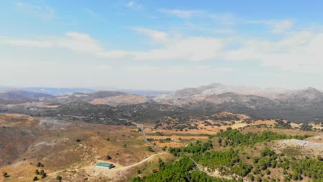 Drohnenaufnahmen-Einiger-Wunderschöner-Hügel-In-Andalusien-Mit-Den-Schatten-Der-Wolken-Teilweise-Darüber