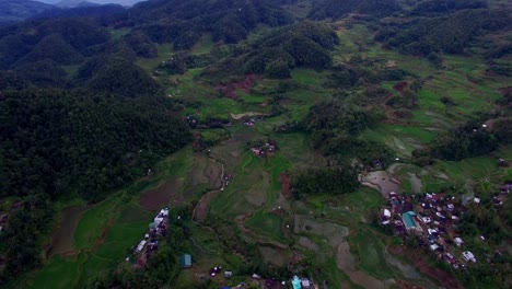 movimiento de cámara para mostrar las montañas onduladas de las filipinas