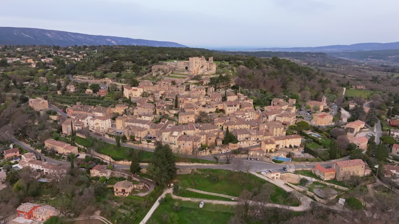 Vista aerea del Castello di Lacoste sopra i tetti alla luce del mattino