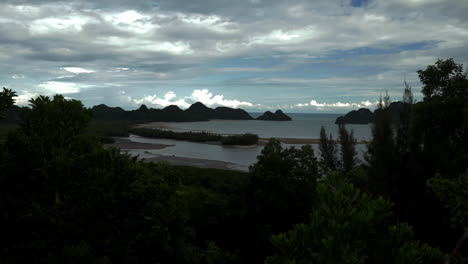 Mirando-La-Bahía,-Los-árboles-Y-El-Cielo-En-Tailandia