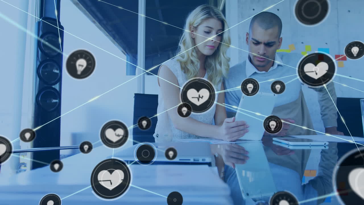 animación de la red de conexiones con iconos de corazón sobre diversas personas de negocios en la oficina