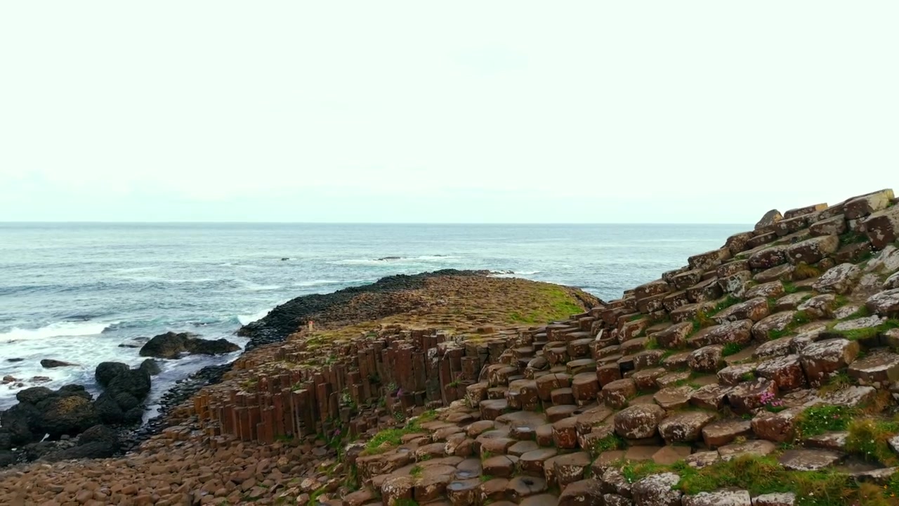 Centreret 4K 60FPS luftvideo af The Giant's Causeway i Bushmills, County Antrim i Nordirland, Storbritannien. Produceret i 3840x2160 og med Rec709 farve.