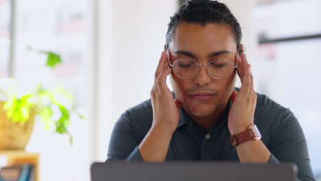 hombre creativo, portátil y dolor de cabeza en el estrés