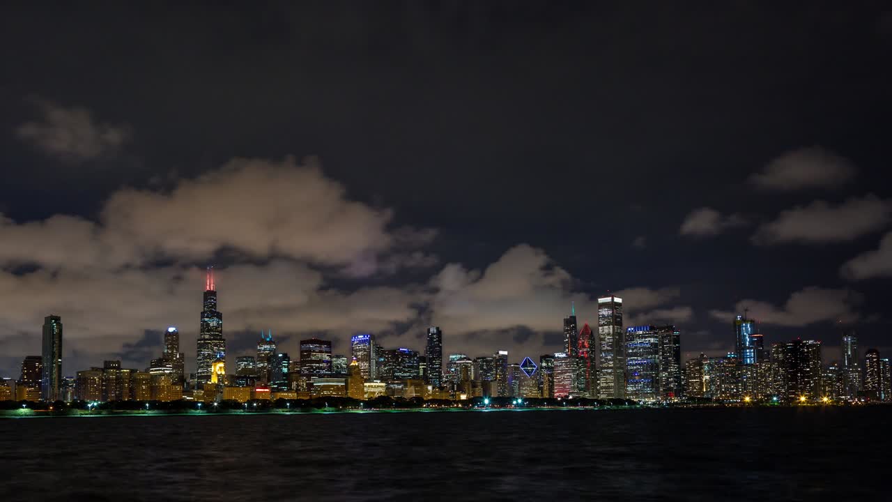 밤에 구름이 있는 시카고 시내 스카이 라인 타임 스
