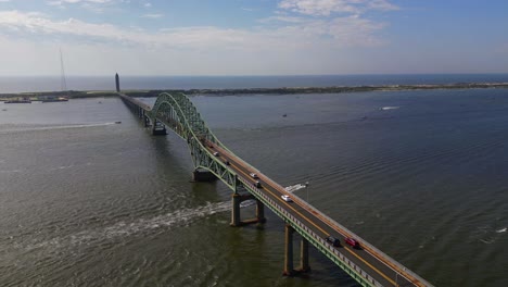 una vista aérea del puente de entrada de la isla de fuego en un hermoso día