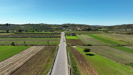 Camino-Rural-Con-Poco-Tráfico-Cerca-De-Tierras-Agrícolas