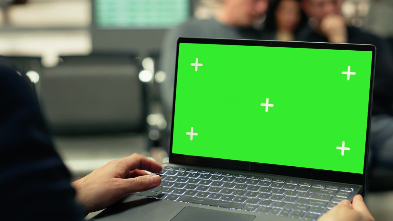 Mockup con green screen e persona seduta all'interno di un terminal degli autobus affollato