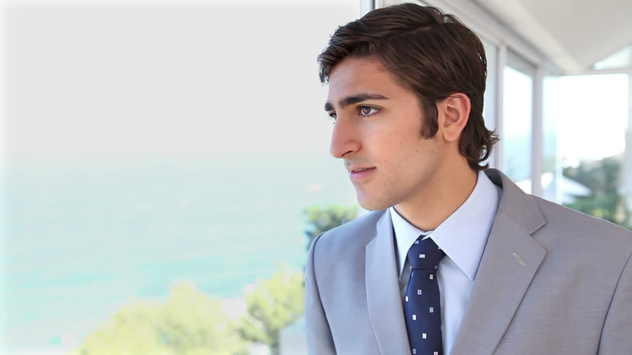 커피를 마시는 사업가