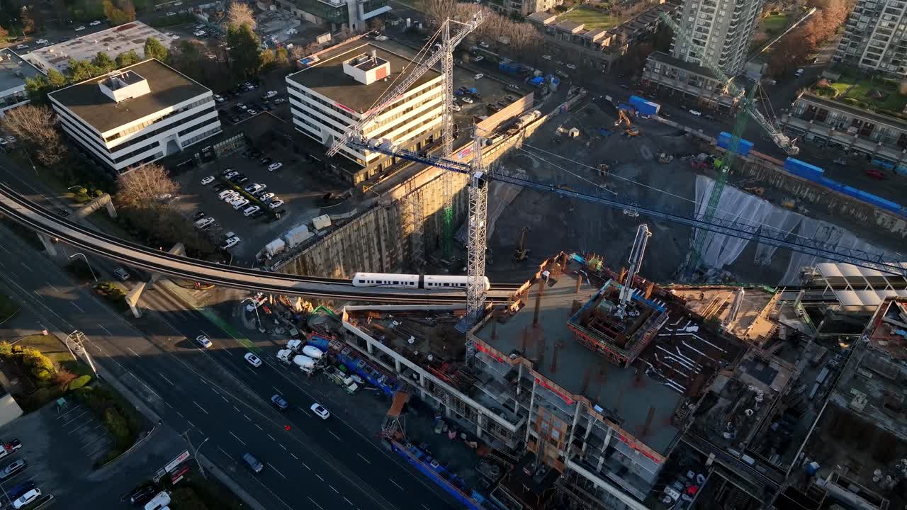 vista aérea de drones de la estación de tren aéreo gilmore en burnaby, columbia británica, canadá