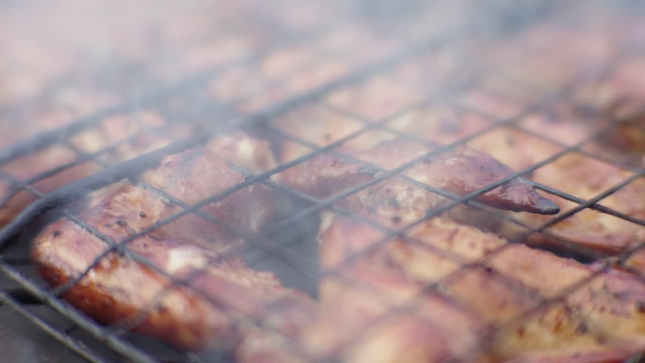 최고의 레몬 마린 치킨 불과 연기와 함께 석탄에 바비큐에서 그릴