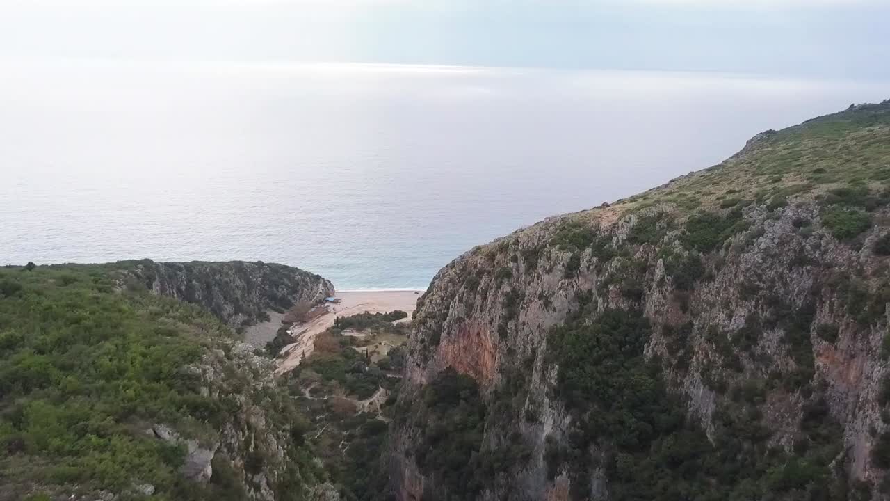 volando sobre el cañón gjipe en albania mirando al mar durante la puesta de sol