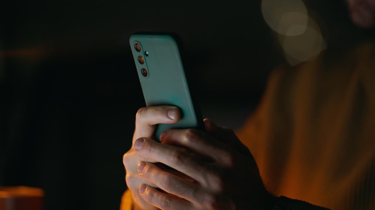 persona que utiliza un teléfono inteligente