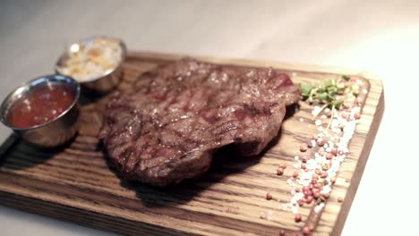 bistec a la parrilla con lados