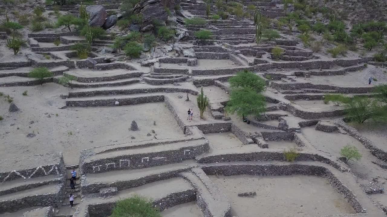 toma aérea de las ruinas de quilmes en la provincia de tucumán, en argentina, sudamérica