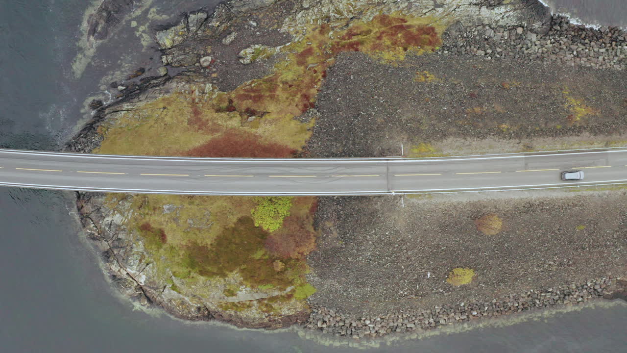 drone sobre la carretera asfaltada del puente storseisundet en noruega