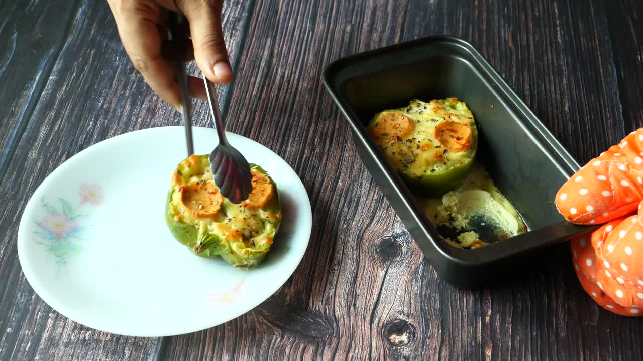 la preparación de pimientos rellenos de salchichas