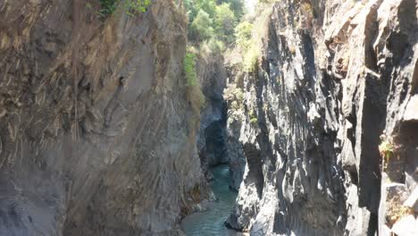 Volando-Dentro-Del-Río-Alcantara-Gore-En-Sicilia-Sin-Gente,-Drone-Levantándose