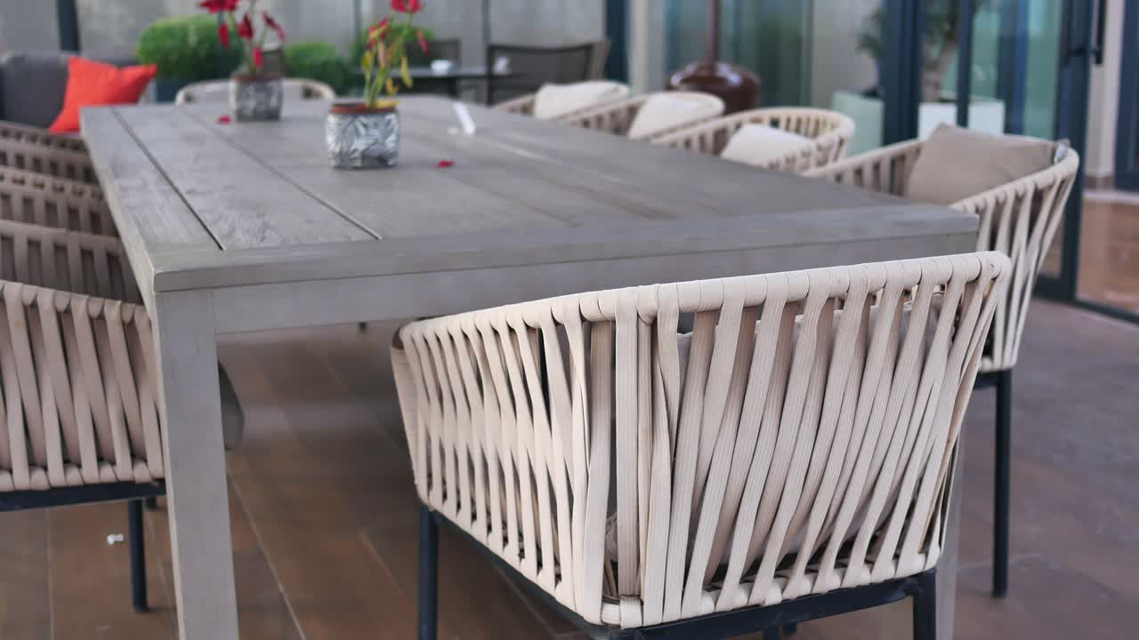 juego de comedor al aire libre con sillas tejidas