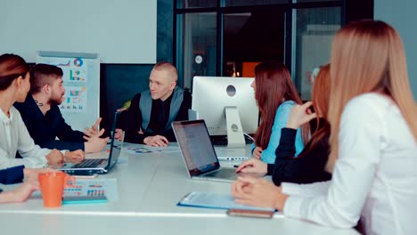 el director ejecutivo explica la compañía a sus empleados en la oficina