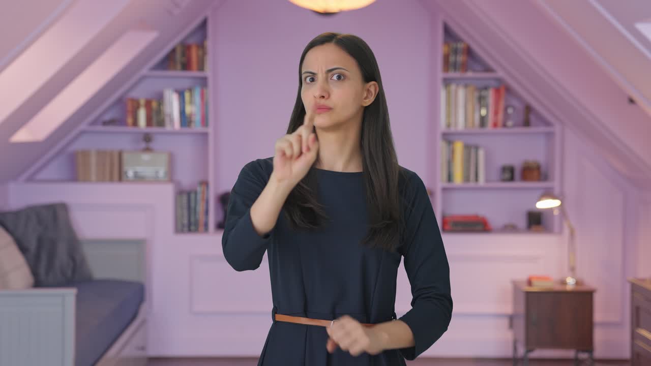 chica india enojada deteniendo a alguien y diciendo que no