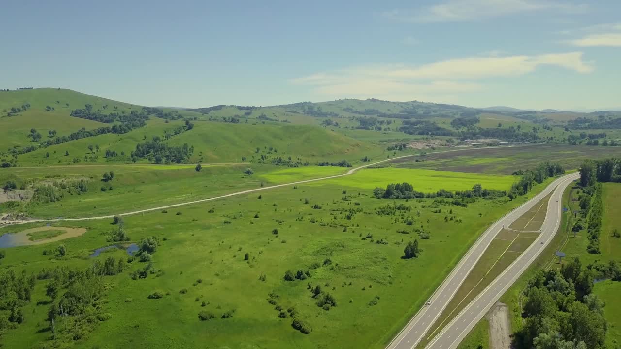 산악 지형 과 자동차 경로 를 비행 하는 항공기