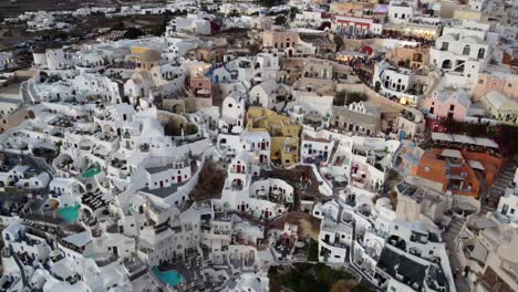 tomada de un avión no tripulado de las famosas casas blancas de oia en santorini, grecia