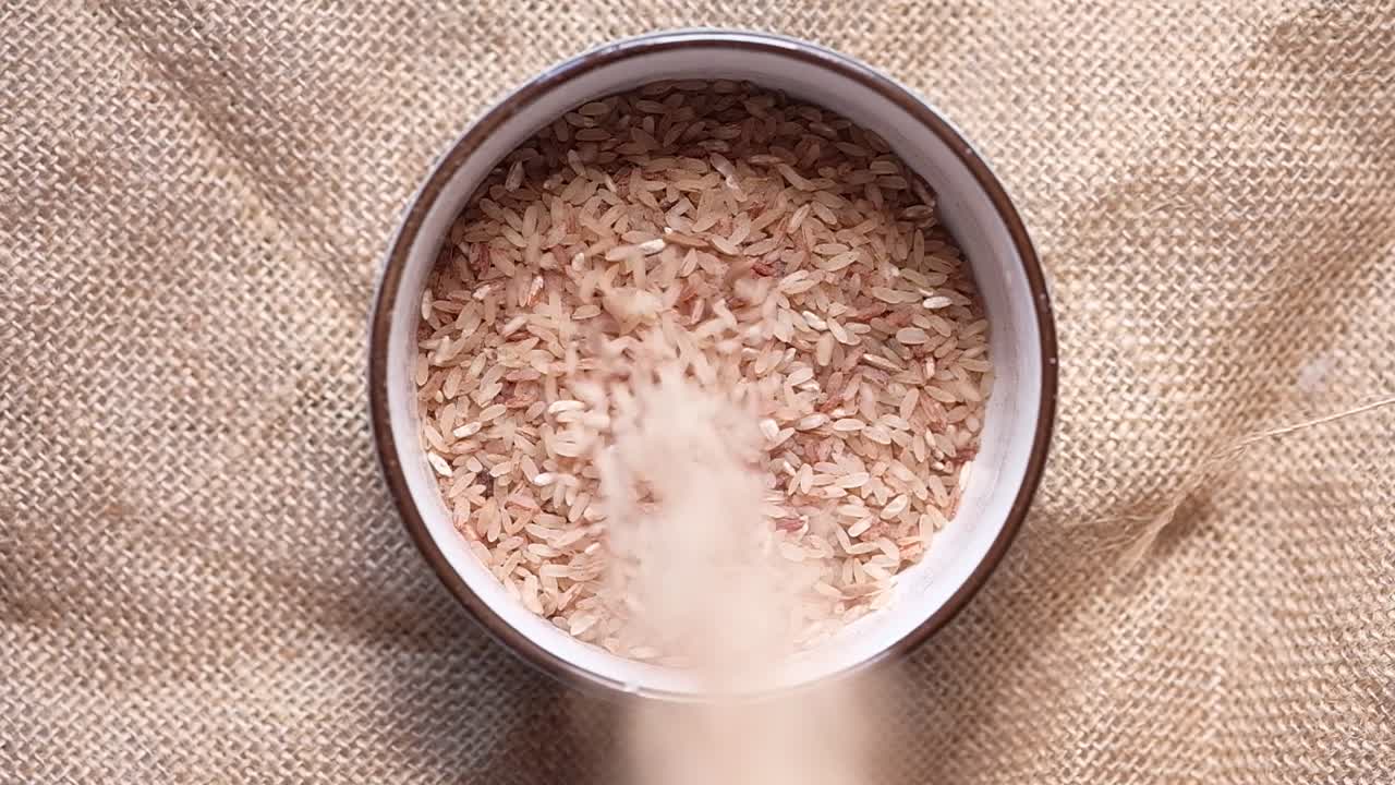 갈색 을 그에 부어 넣는 것