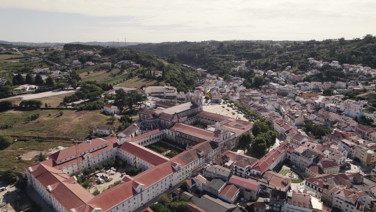 monasterio de alcobaca, mosteiro de santa maria de alcobaça, complejo monástico católico y patrimonio de la humanidad de la unesco, vista aérea