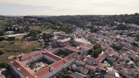 Monasterio-De-Alcobaca,-Mosteiro-De-Santa-Maria-De-Alcobaça,-Complejo-Monástico-Católico-Y-Patrimonio-De-La-Humanidad-De-La-Unesco,-Vista-Aérea