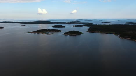 Vista-Aérea-De-Islas-En-El-Archipiélago-De-Aland,-Finlandia---Seguimiento,-Disparo-De-Drones