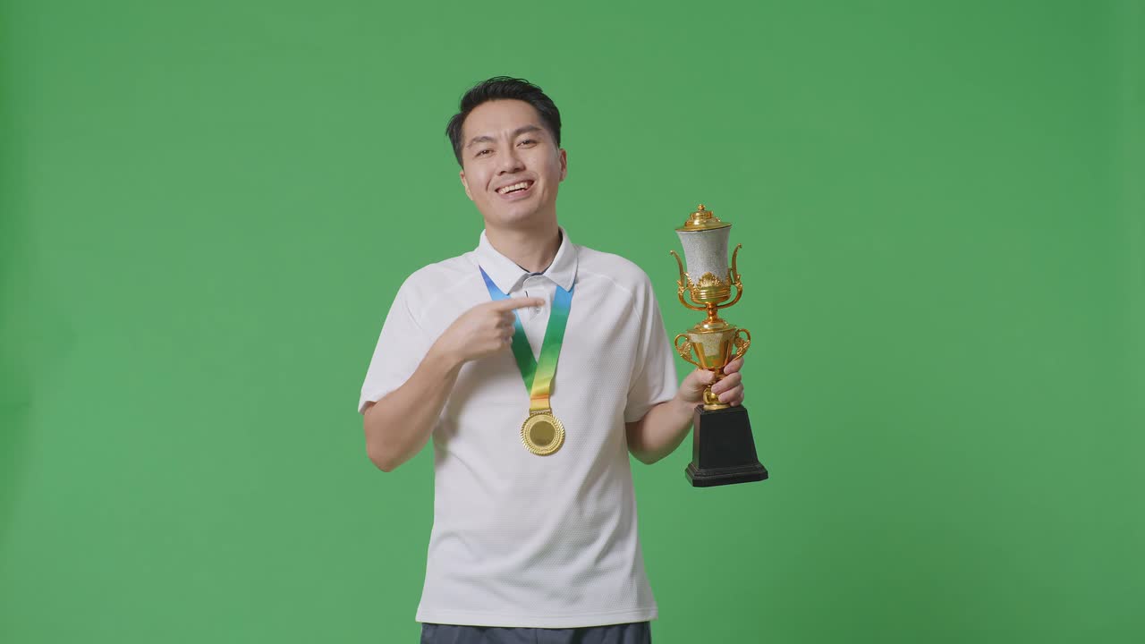 트로피 와 메달 을 들고 있는 사람