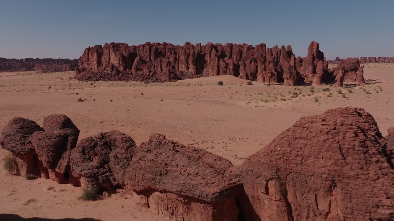 Bjerge i Sahara-ørkenen, luftfoto fra drone af røde klipper i klitterne.