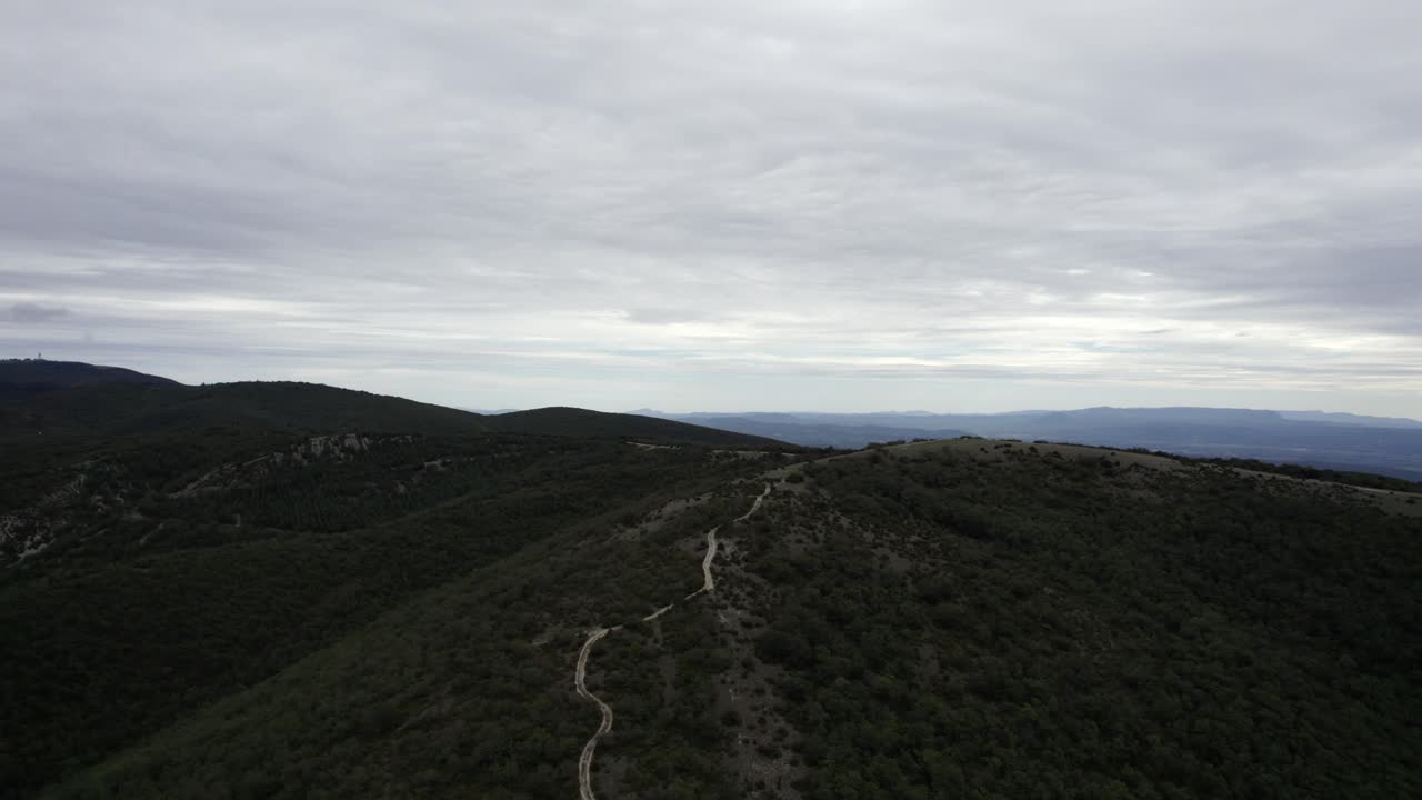 -SHOT [Frontal Shot Advancing]
-DESCRIPTION [Video with Drone over the valleys and mountains of Provence-Alpes-C&ocirc;te d'Azur in France near Buoux