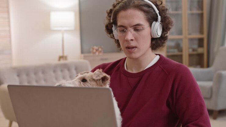 Uomo che lavora con un cane in braccio