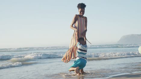 Feliz-Pareja-Afroamericana-Jugando-Con-Su-Hija-Y-Su-Hijo-En-La-Playa-Soleada