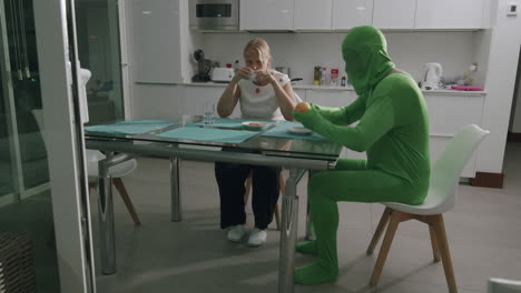 un hombre completamente verde en mi cocina