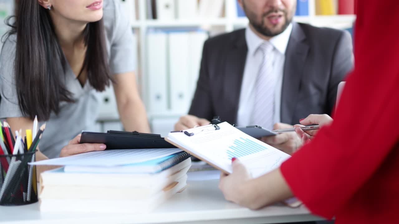 equipo de negocios discutiendo la estrategia de análisis de marketing
